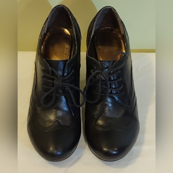 Hush Puppies Black Leather with a 3" heel Size 7 - Picture 1 of 9
